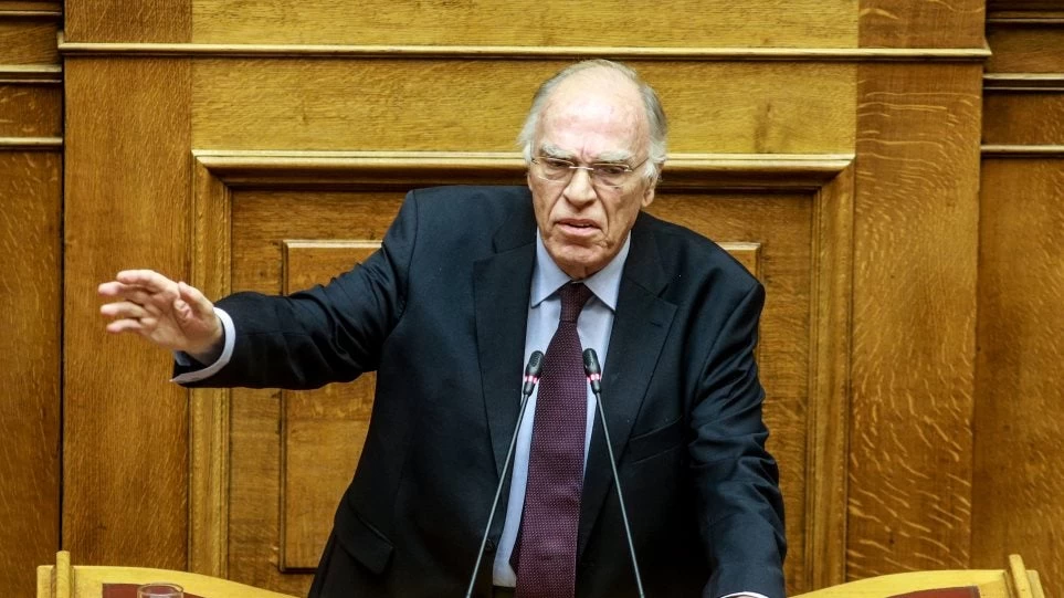 Ευτράπελο στη Βουλή με Λεβέντη και βιβλίο που ξέχασε ο Μαντάς